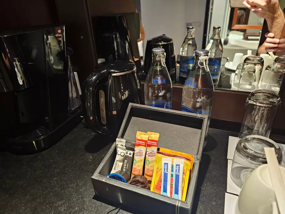 Кавоварка та вода