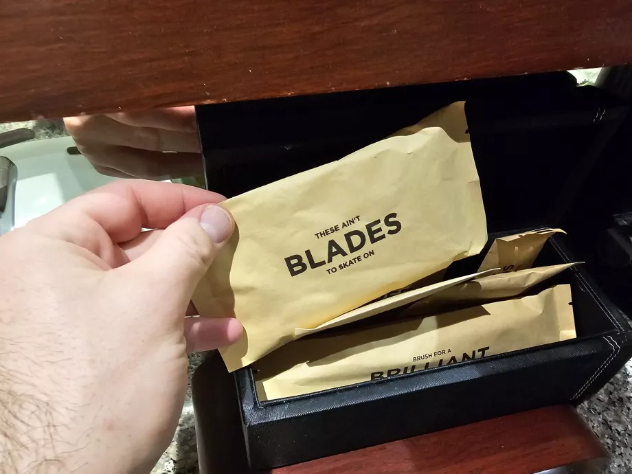 Туалетний набір у ванній кімнаті