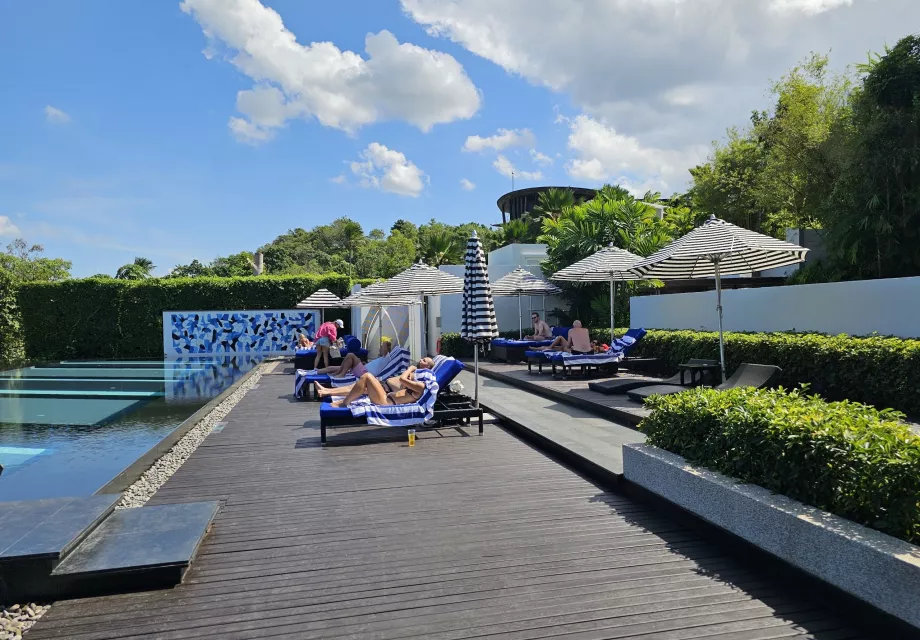 Шезлонги біля загального басейну